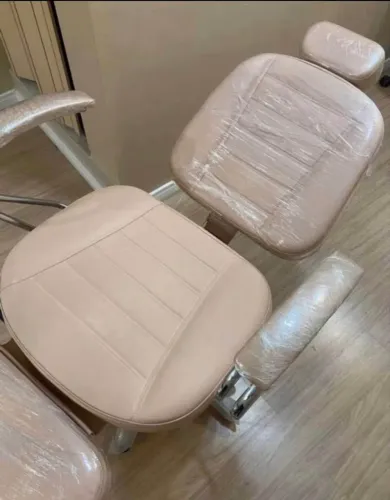 Cadeira maquiagem e design de sobrancelhas