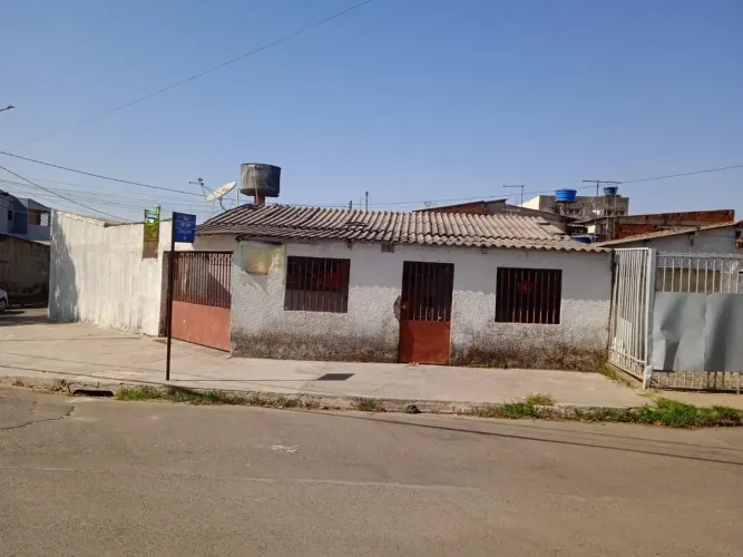 VENDE-SE OU ALUGA-SE UMA CASA DE ESQUINA NA QR 504 SAMAMBAIA SUL