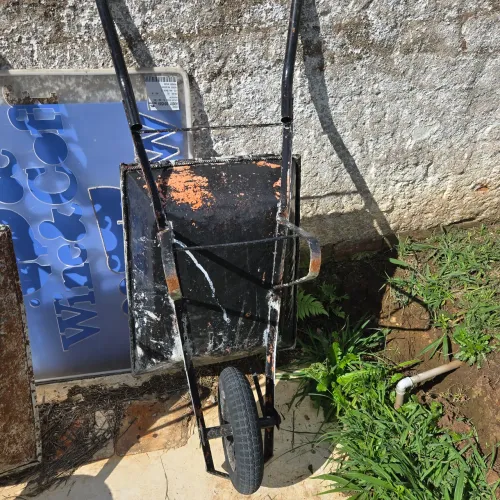 Carrinho  de mão reforçado tramontina 
