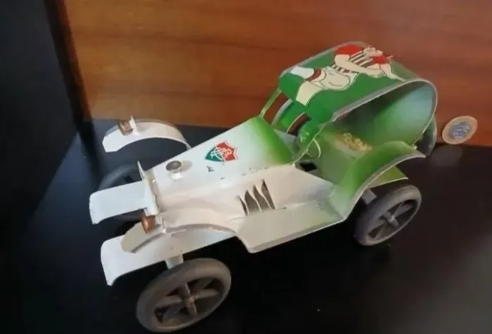 Carro antigo do fluminense de metal