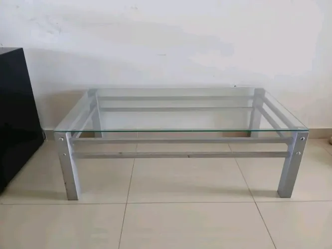 Mesa de vidro e alumínio