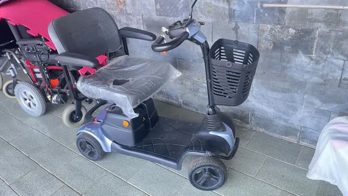Quadriciclo semi novo com baterias novas. Nunca usadas
