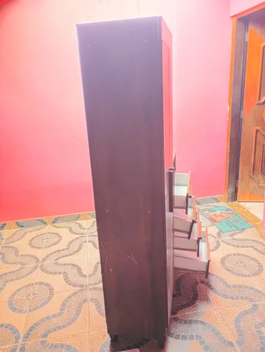 Guarda roupa pequeno com espelho 