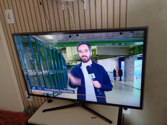 Smart TV LED Samsung 40 Polegadas com controle. Pequeno detalhe