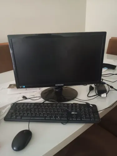Vendo monitor Samsung ,teclado e mouse tudo 200