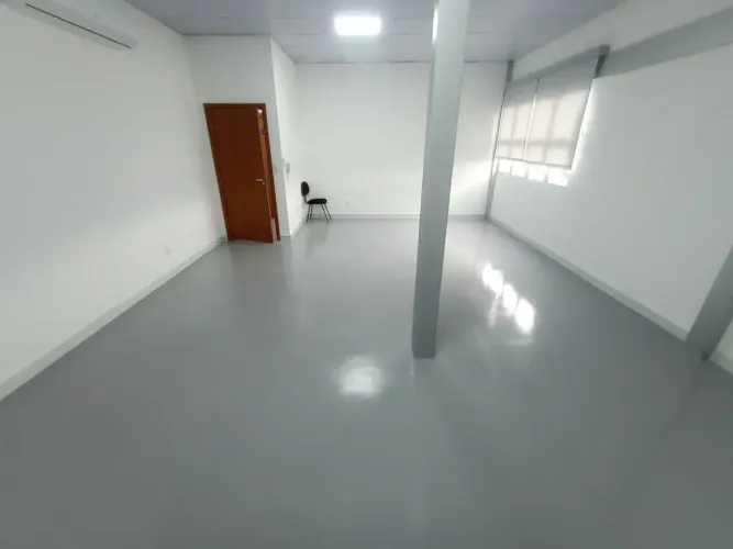 ALUGUEL DE SALA COMERCIAL Local: Adrianópolis  Áreas: de 34m² Tipo: 1º piso