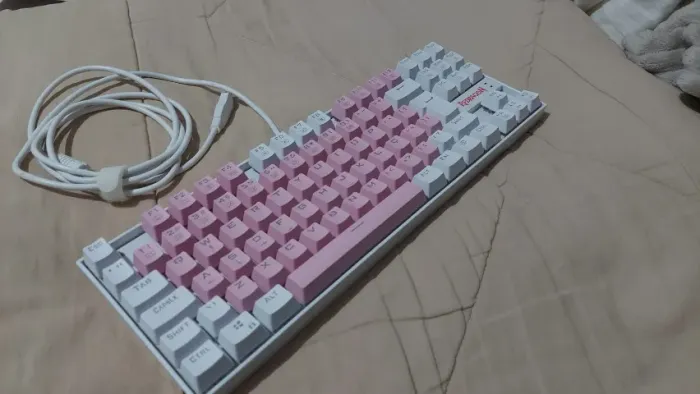 Teclado Mecânico Redragon Kumara Rosa e Branco