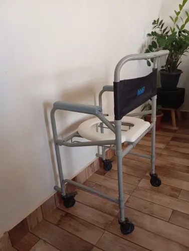 Vendo cadeira de banho Semi nova