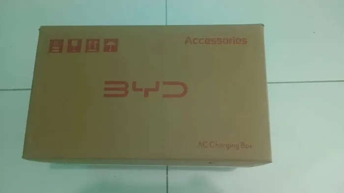 Carregador da BYD nunca usado.