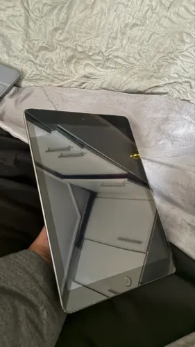 iPad 5ª Geração (2017) - 128 GB - Cinza Espacial (Com Capinha)
