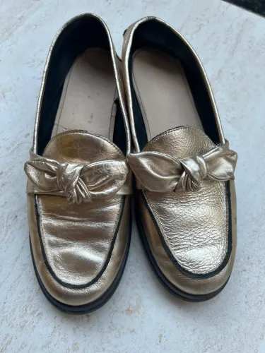 Mocassim Dourado Couro Bico Redondo Tiras Nó
