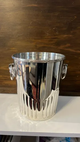 balde de gelo em prata, detalhes das alças, tem 20cm altura e 17cm de diametro, nunca usa