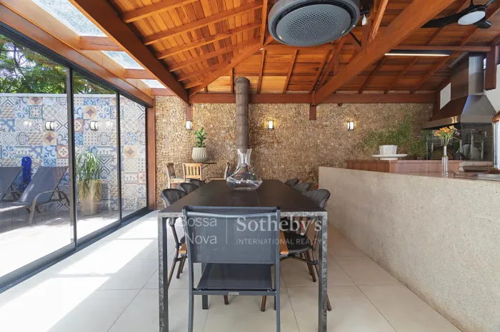 Casa em condomínio com área gourmet e planta bem distribuída