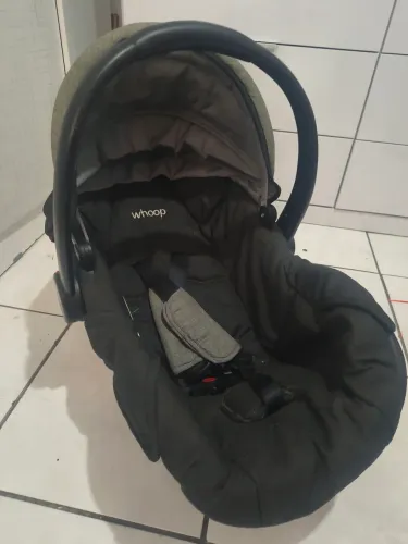 Vende-se bebê conforto da marca Whoop, com trava de segurança, alça para carregar e cinto.