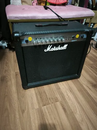 Amplificador Marshall 70w MG30CFX