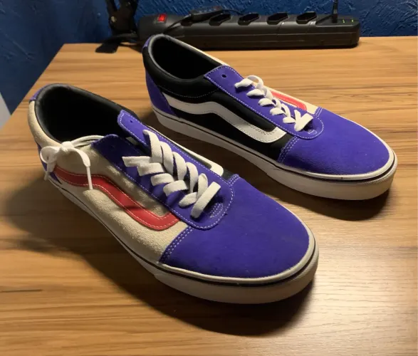 Tênis vans versátil nas cores roxo, branco e preto