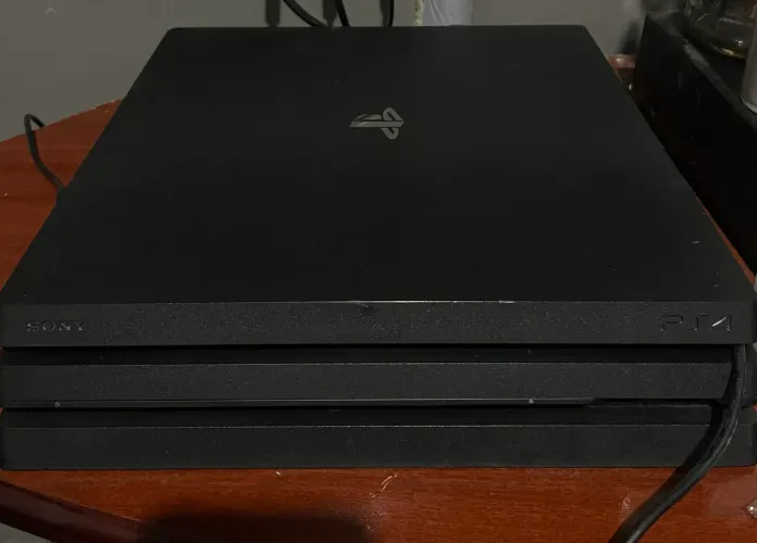 PS4 PRO + 1 JOGO MÍDIA FÍSICA