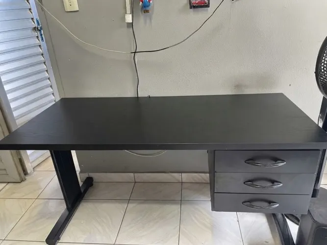 Mesa de Escritório Preta com Gaveteiro