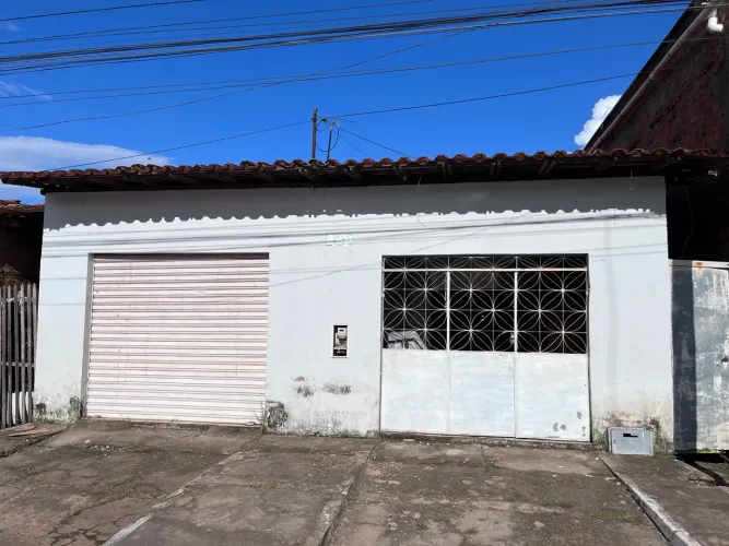 Vende-Se uma casa , em frente à escola Ayrton Senna .
