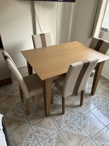 MESA DE JANTAR C / 4 CADEIRAS