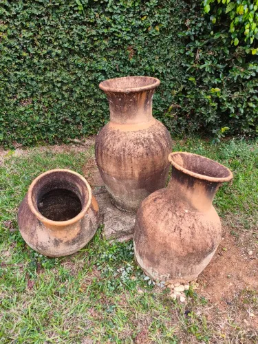 CONJUNTO DE VASOS DE CERÂMICA PARA DOAÇÃO