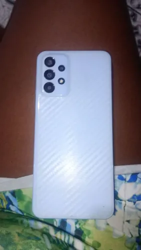 Ele tá todo bom só tá com poucas marcas de uso bateria 100% câmera pegando