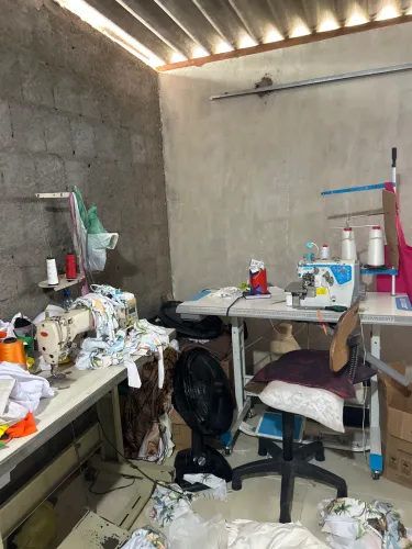 Costura overlok e reta 