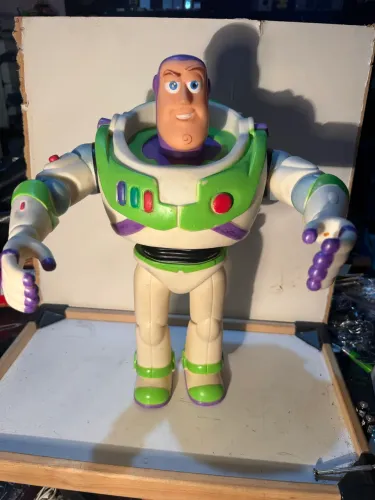boneco do Buzz Lightyear de 40cm