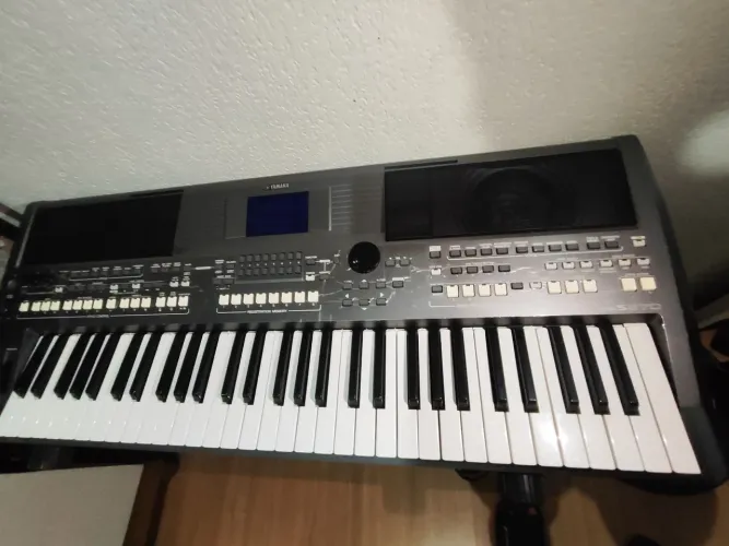 Vendo, ou troco por moto teclado Yamaha PSR S670