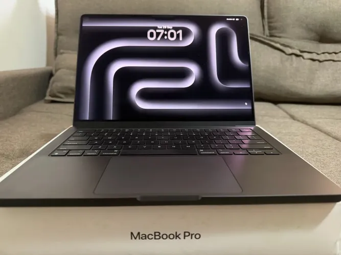 MacBook Pro 14 - M4 Pro - 24GB RAM / 512GB SSD - Preto-Espacial - Garantia até Março/2027