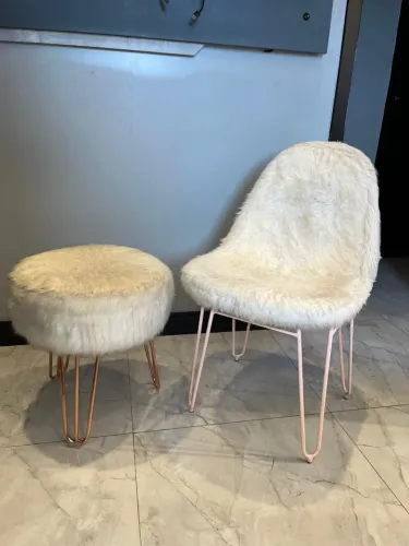 CADEIRA + BANQUINHO BRANCO PELINHOS