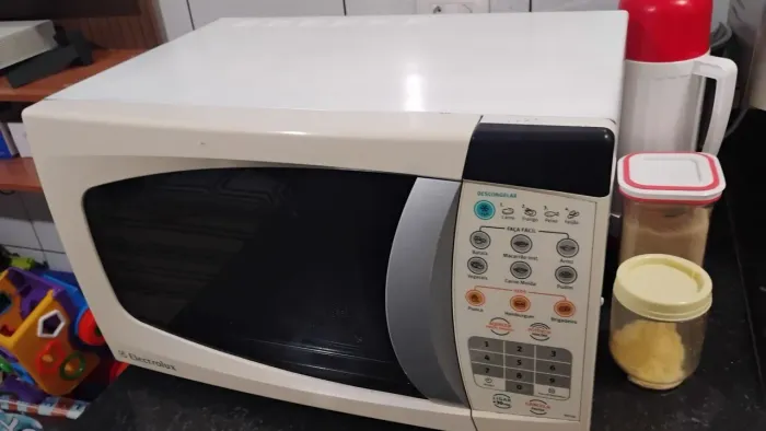 Microondas Eletrolux 23 litros funcionando perfeitamente 