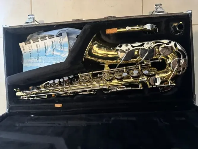 Saxofone Yamaha YAS 23 em ótimo estado, com case e suporte.