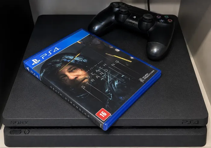 PlayStation 4 Slim 1TB, Última Versão,1 Controle e um jogo.