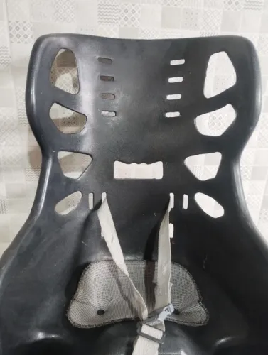 Cadeira de bicicleta para criança.