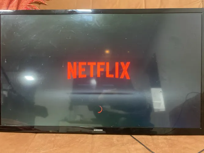 Samsung Smart 32?, Wi-Fi, Netflix, HDMI.