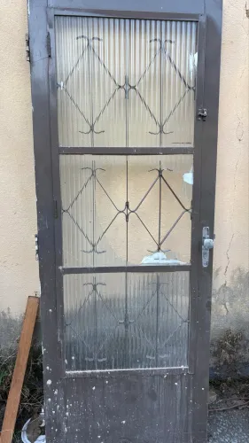 Porta de ferro com vidro