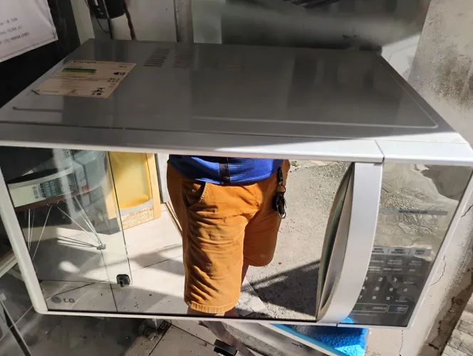 Microondas LG 30 litros espelhado funcionando 