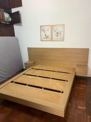 Cama de Casal Padrão com Cabeceira Ripada e Criados Integrados