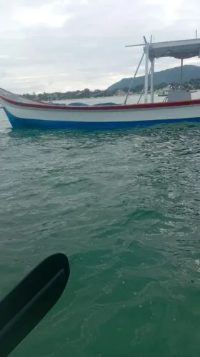 Canoa de fibra a motor 60.000