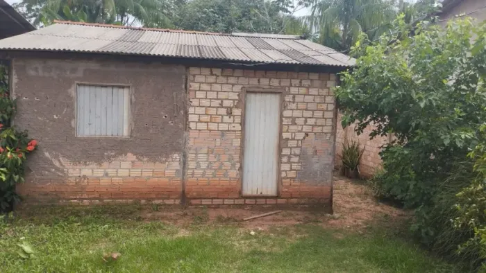 Vendo terreno com uma pequena casa