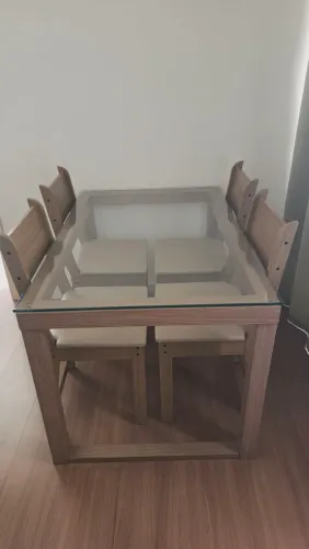 Mesa de jantar com 4 cadeiras