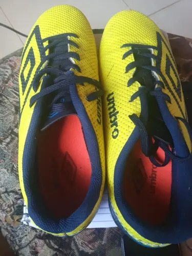 Vende-se chuteira umbro original