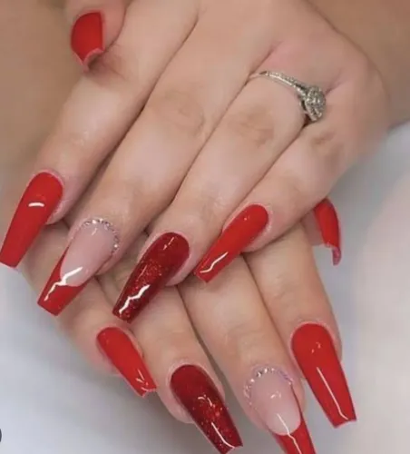 Precisa se de manicure