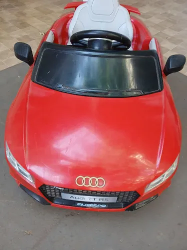 Carro elétrico infantil audi