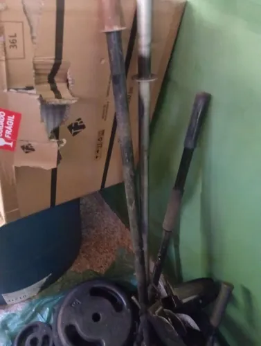 Kit anilhas e Halteres mais uma mesa supino com barra