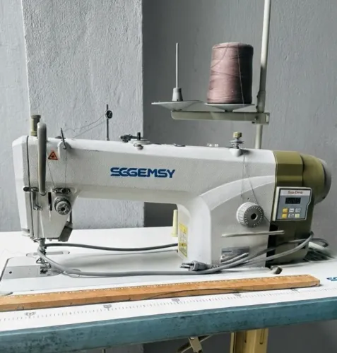 Máquina Costura Reta Industrial SGGEMSY com mesa