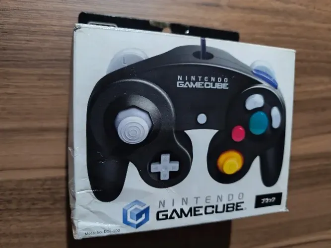 Controle original Game Cube preto na caixa em estado de novo