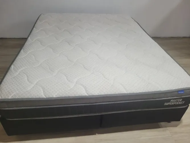 Cama box com colchão Queen size seminova 
