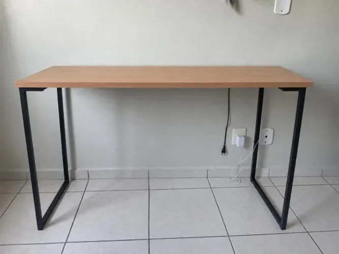 Mesa / escrivaninha 1,2m por 80 cm